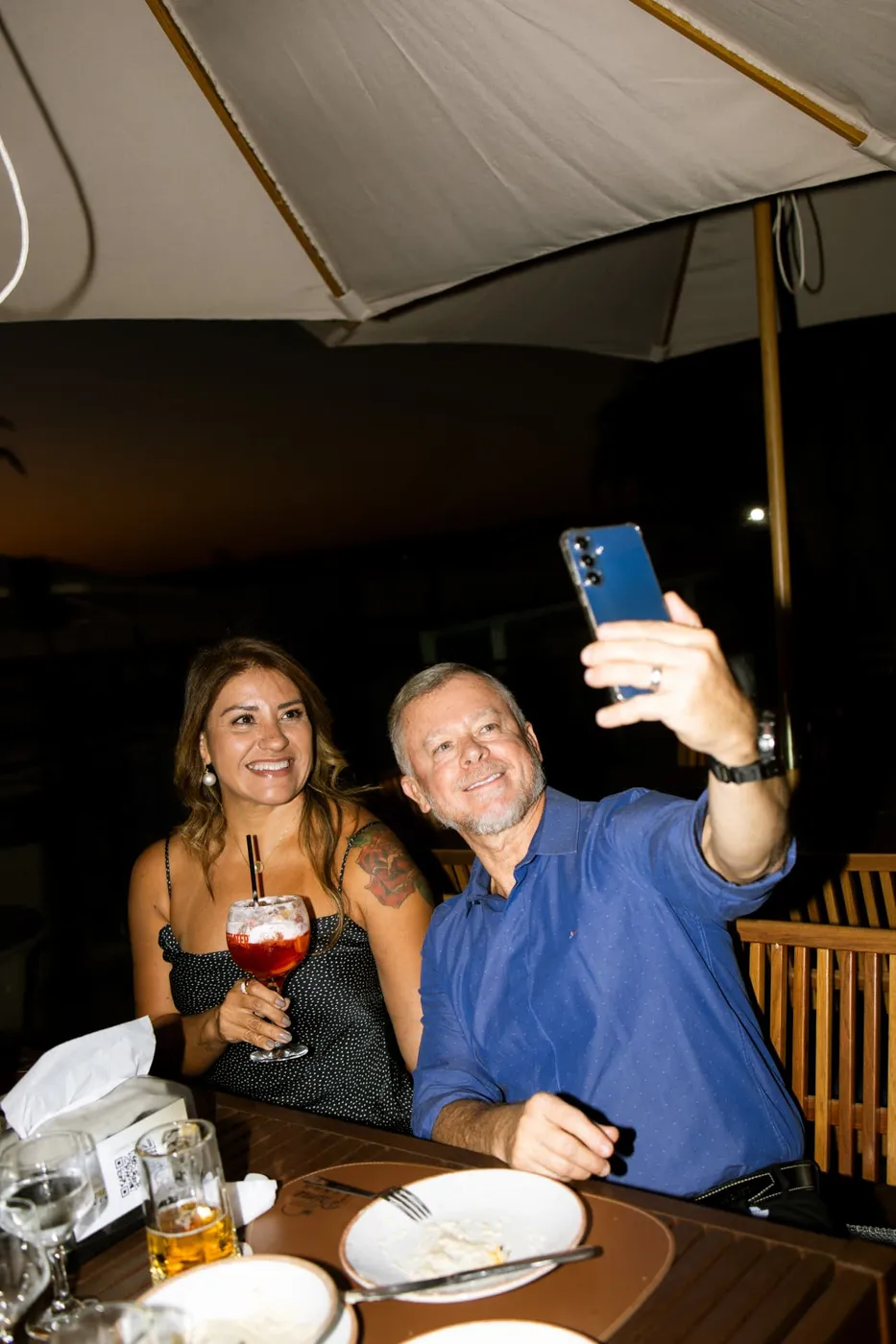 Casal em momento de convívio no Prime Beach Lounge Bar