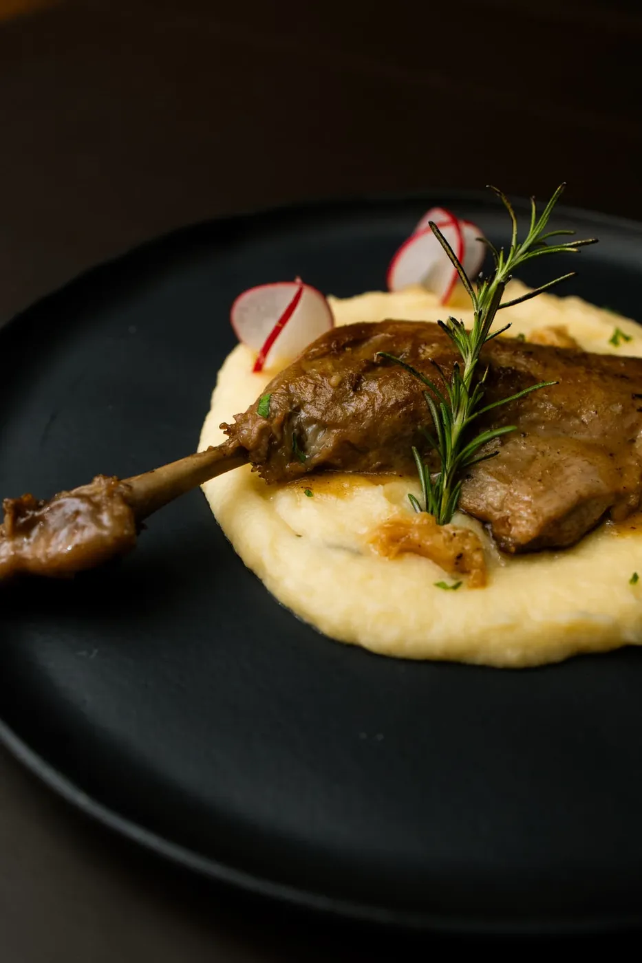 Pato confit com purê no Prime Beach Lounge Bar