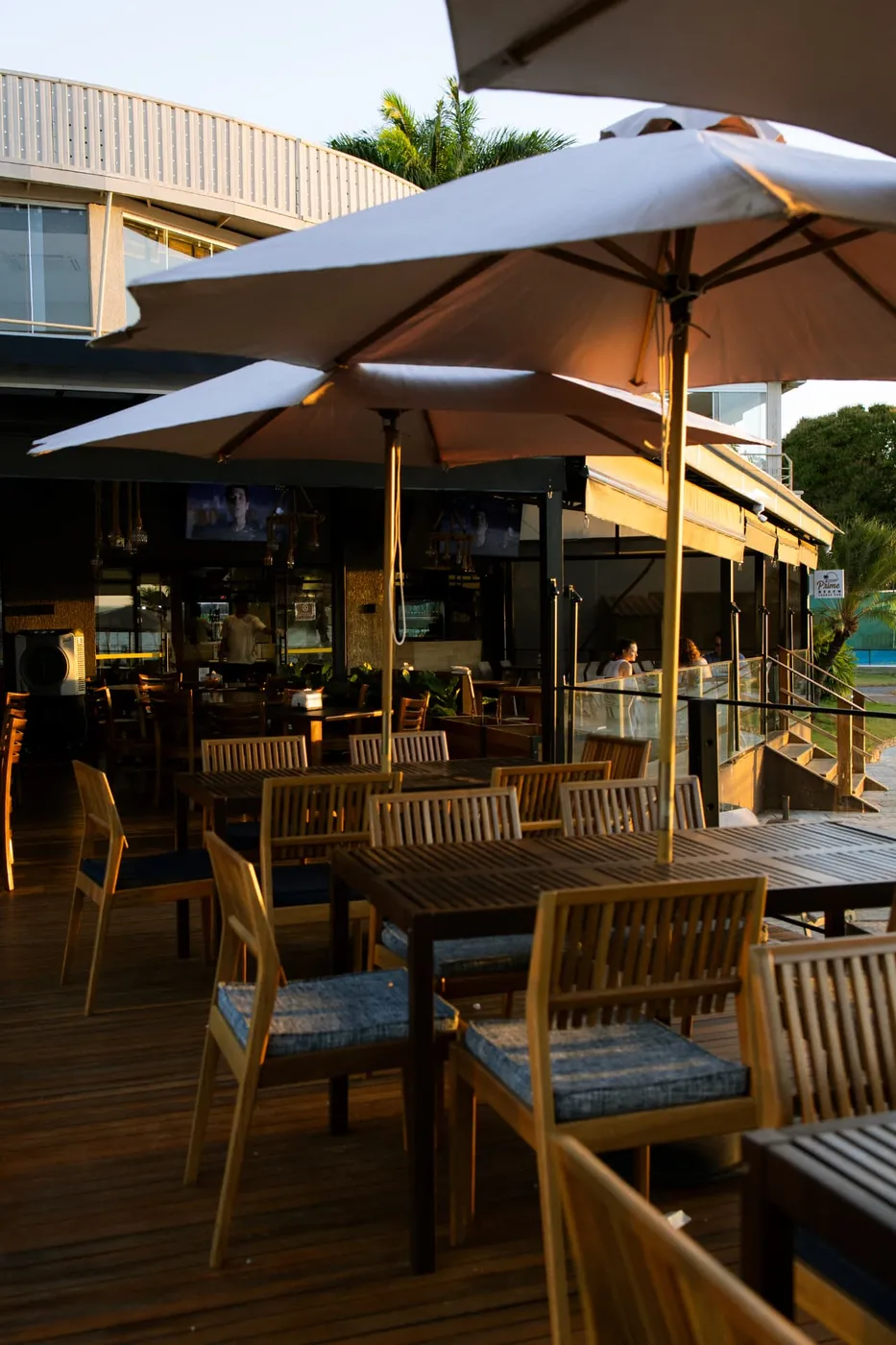 Área externa do Prime Beach Lounge Bar ao entardecer
