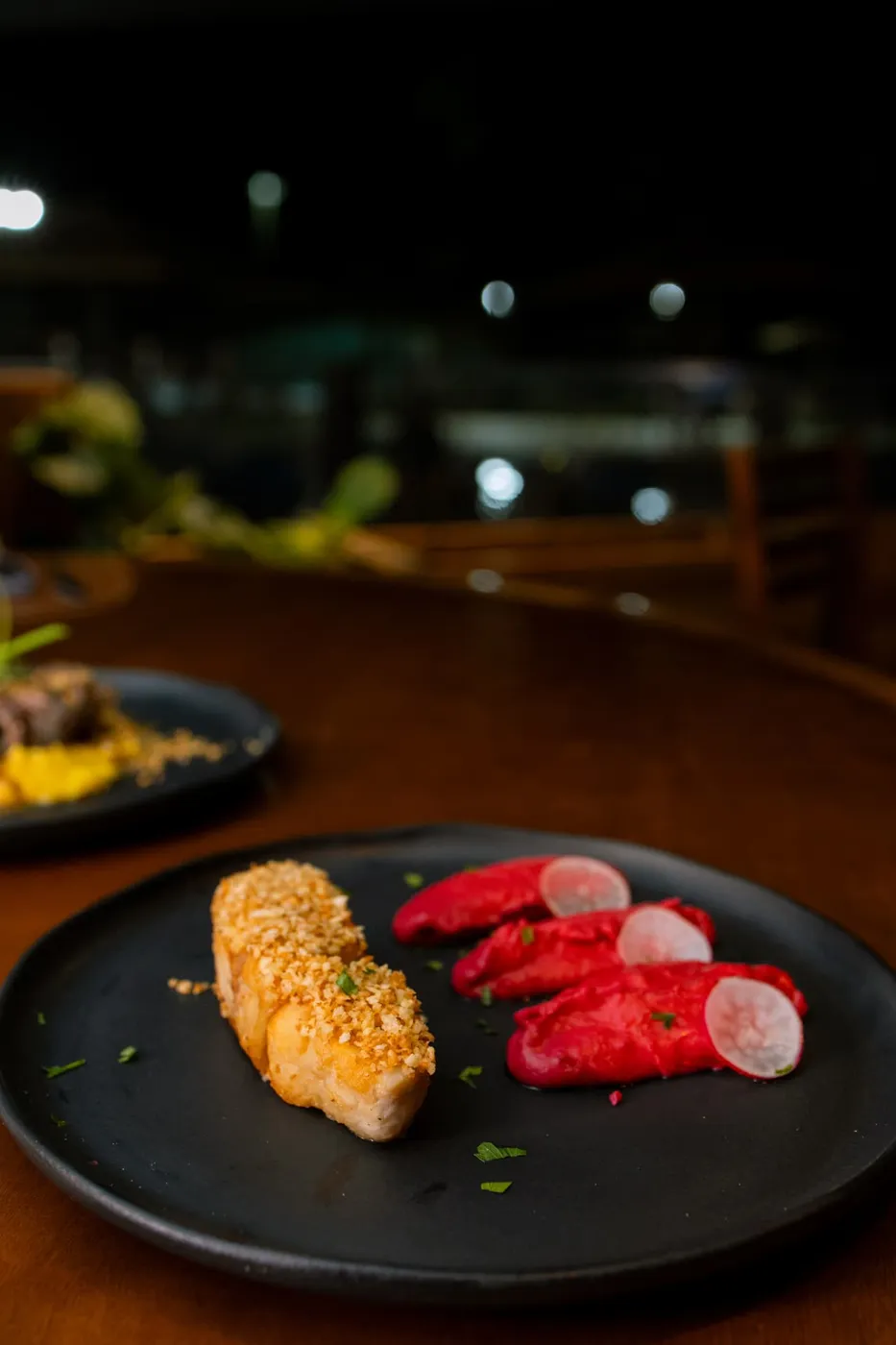 Peixe grelhado com purê autoral do Prime Beach Lounge Bar