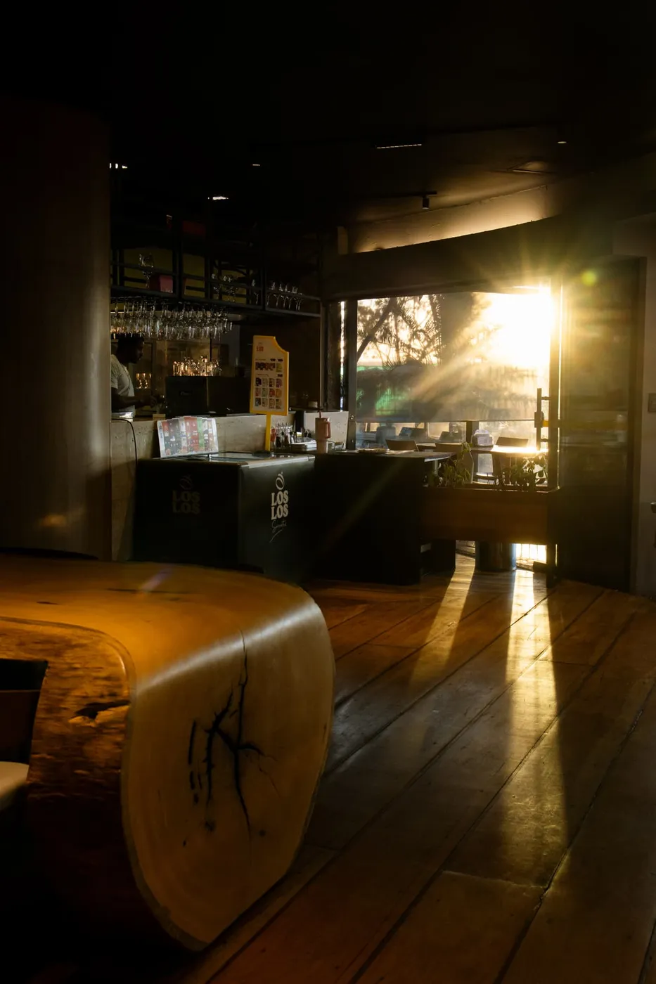 Bar do Prime Beach Lounge Bar iluminado ao pôr do sol