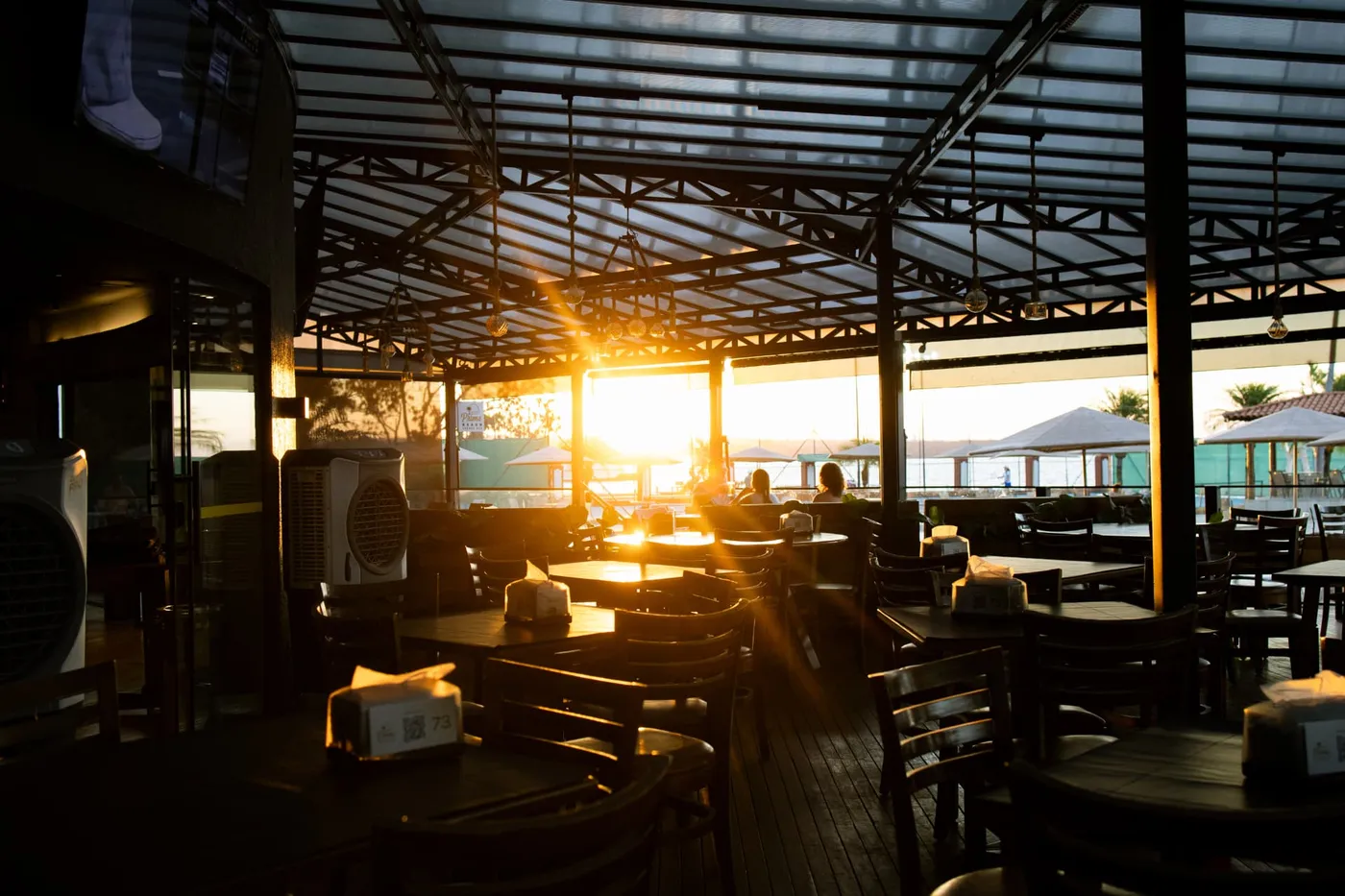 Pôr do sol atravessando o salão do Prime Beach Lounge Bar